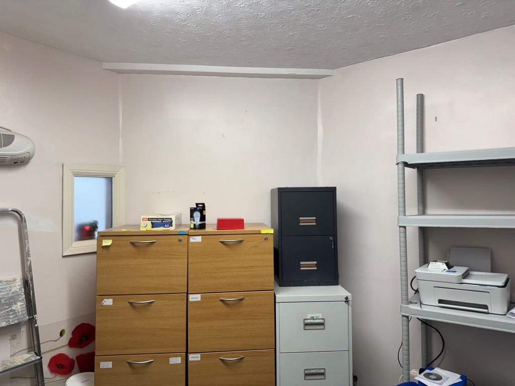 Lot: 81 - FREEHOLD DETACHED MIXED RESIDENTIAL & COMMERCIAL INVESTMENT OPPORTUNITY - Office Room